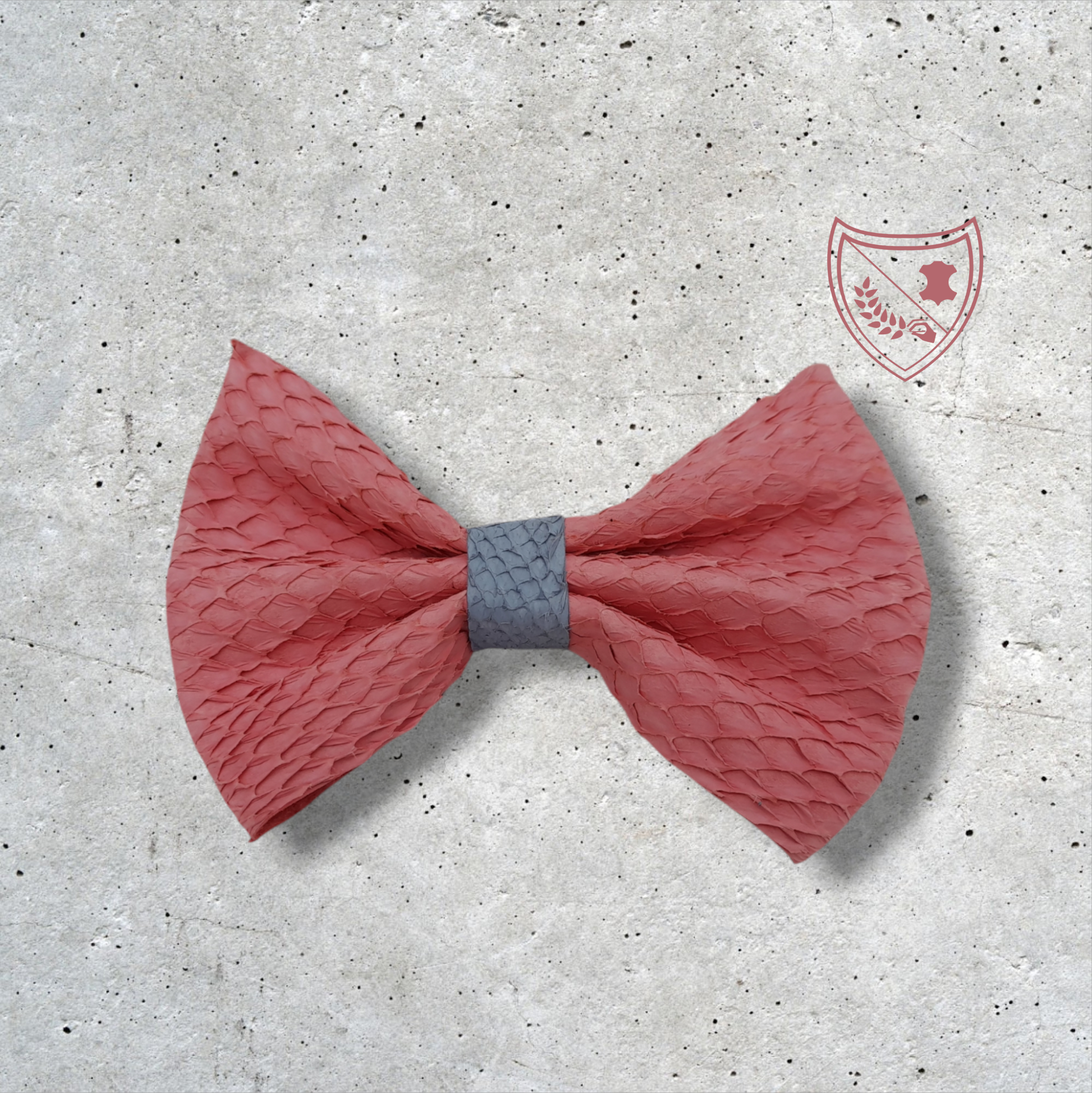 Nœud papillon cuir de saumon homme | femme rose centre gris, fabriqué en Belgique, vue de face