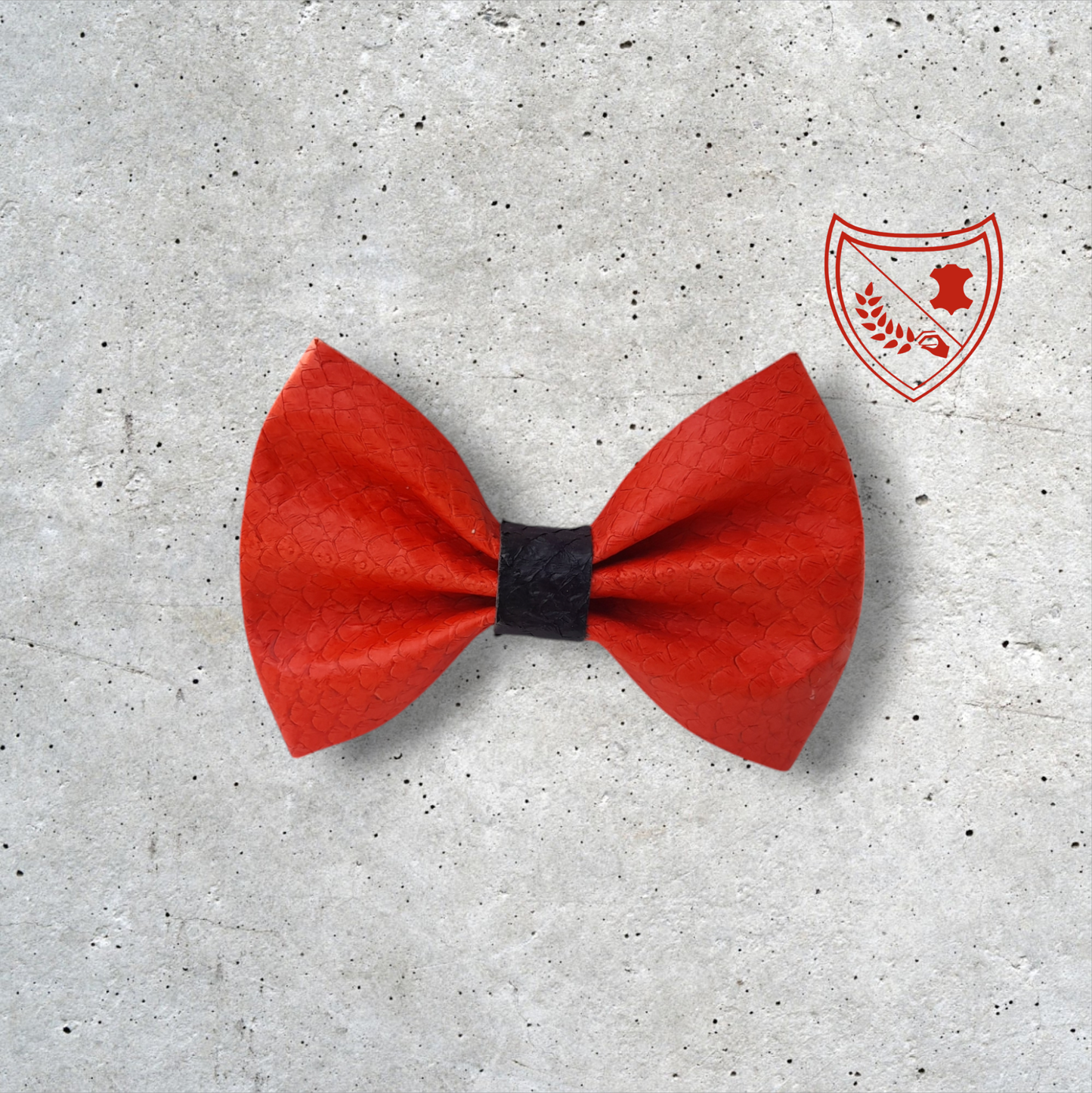 Nœud papillon cuir de saumon homme | femme rouge et noir, fabriqué en Belgique, vue de face