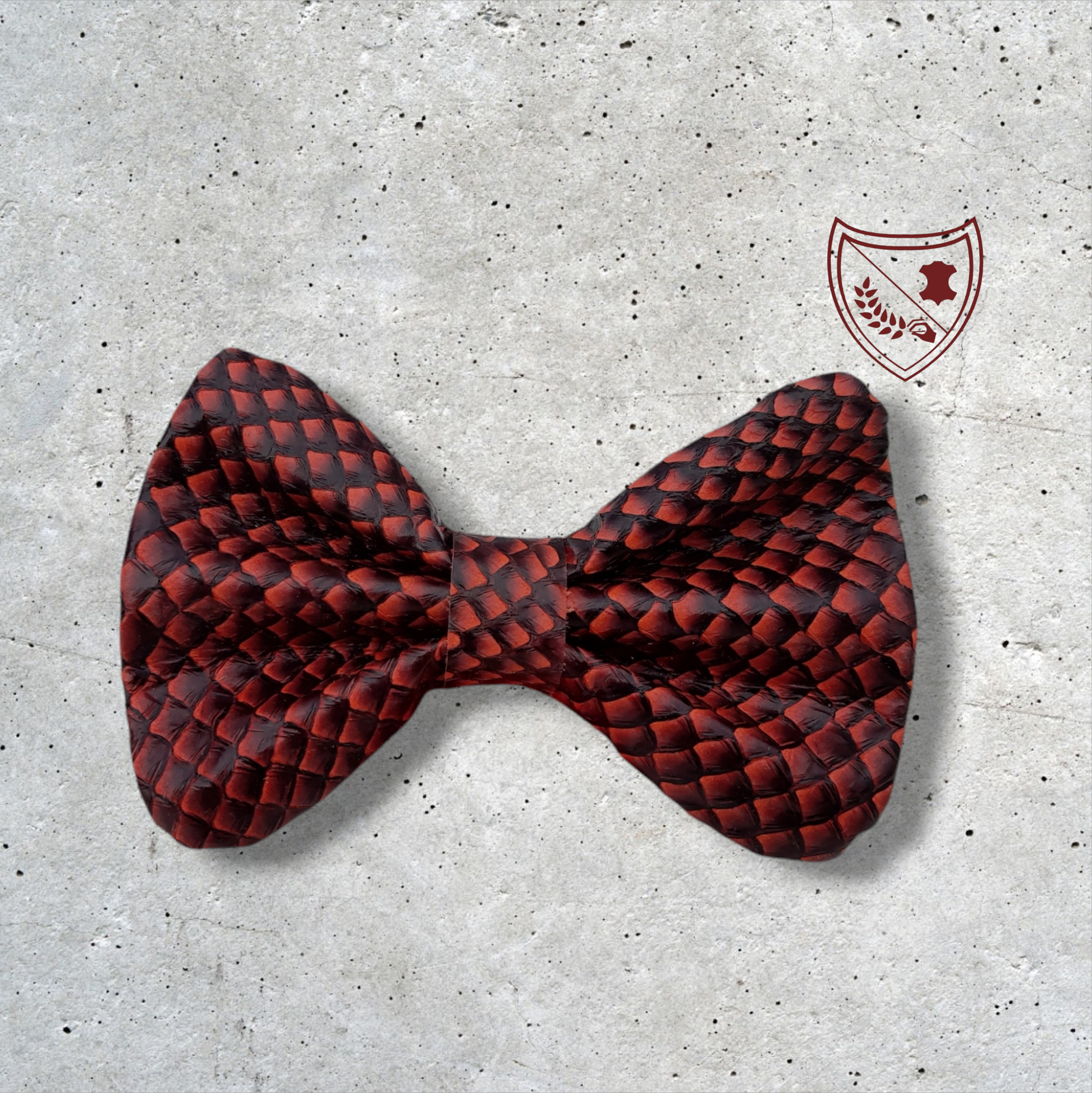 Nœud papillon cuir de saumon homme | femme rouge et noir, fabriqué en Belgique, vue de face