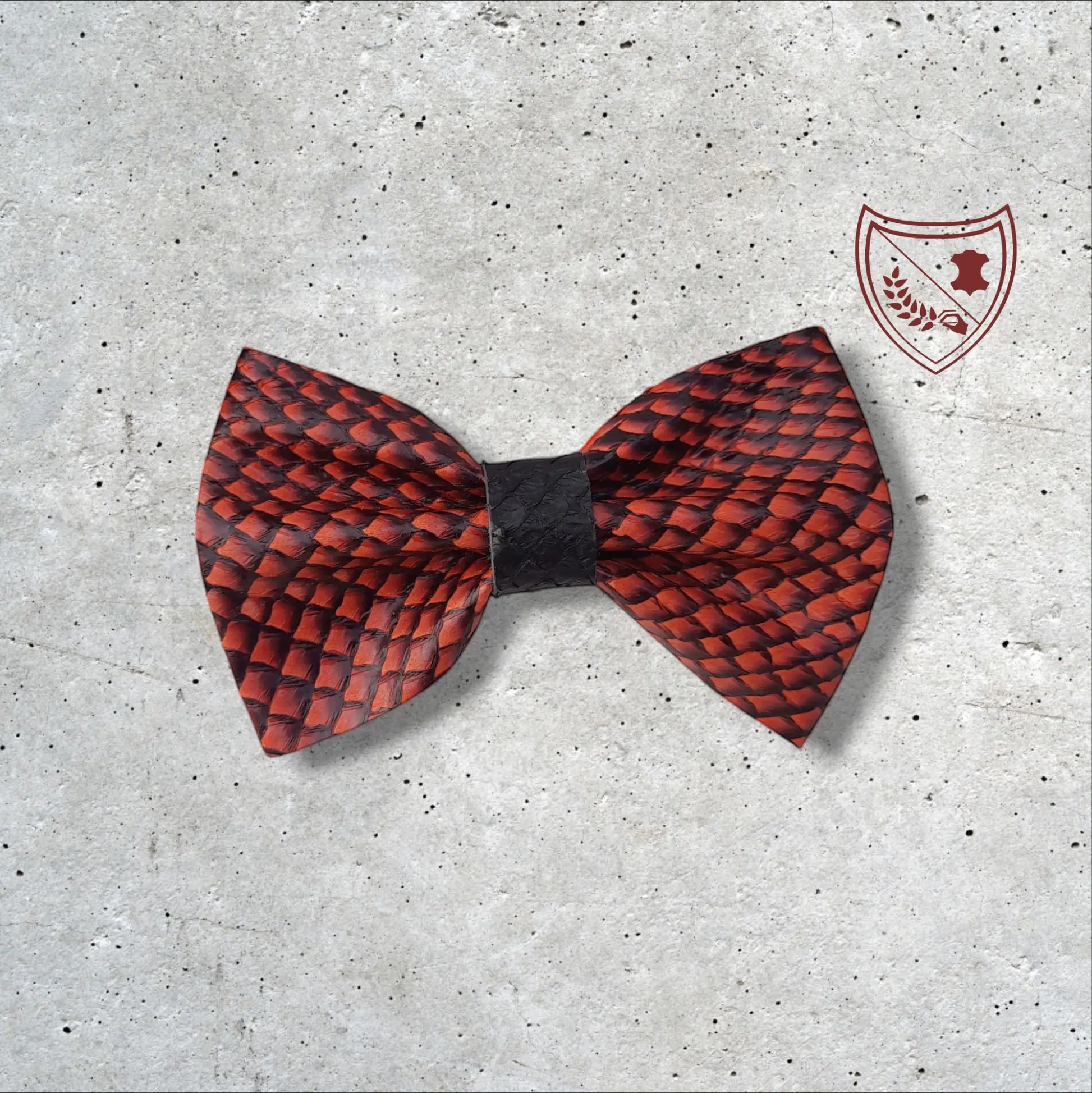 Nœud papillon cuir de saumon homme | femme rouge et noir, fabriqué en Belgique, vue de face