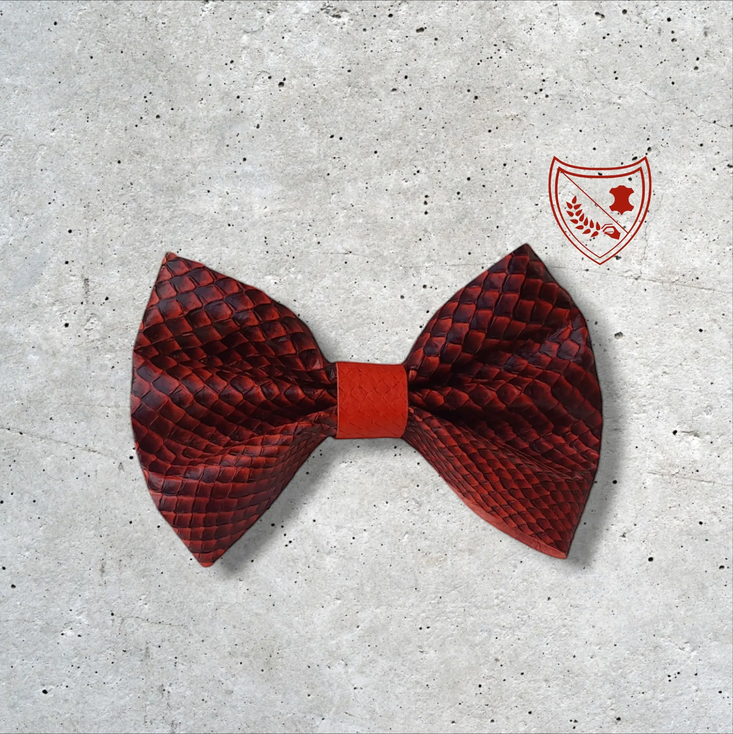 Nœud papillon cuir de saumon homme | femme rouge et noir centre rouge, fabriqué en Belgique, vue de face