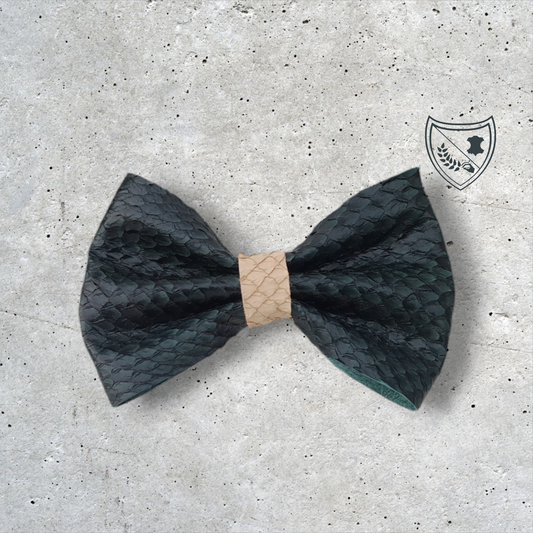 Nœud papillon cuir de saumon homme | femme vert centre beige, fabriqué en Belgique, vue de face