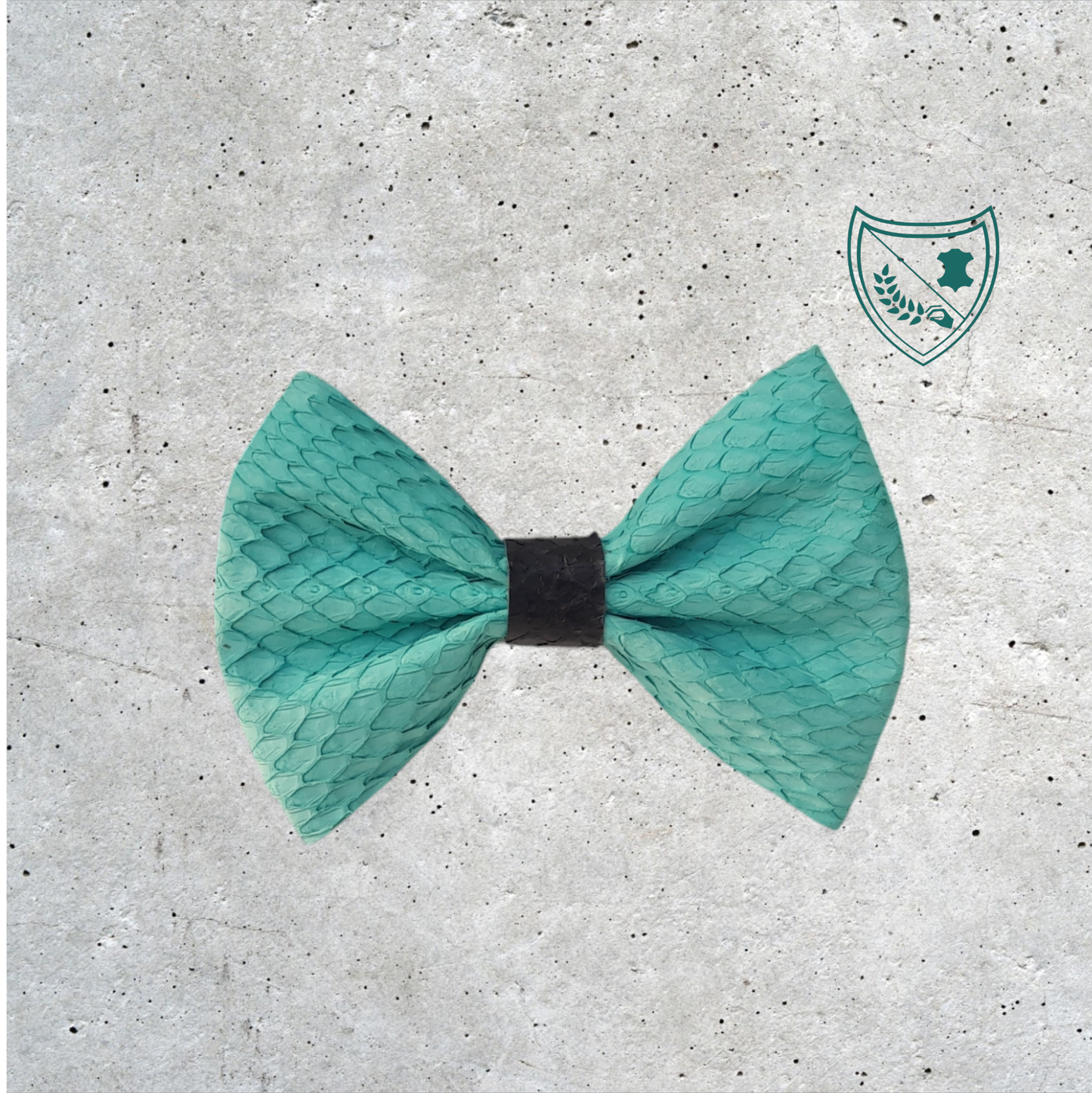 Nœud papillon cuir de saumon homme | femme vert d'eau centre noir, fabriqué en Belgique, vue de face