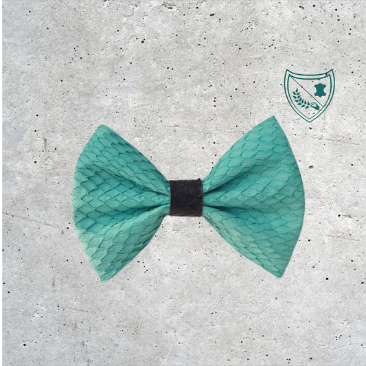 Nœud papillon cuir de saumon homme | femme vert d'eau centre noir, fabriqué en Belgique, vue de face