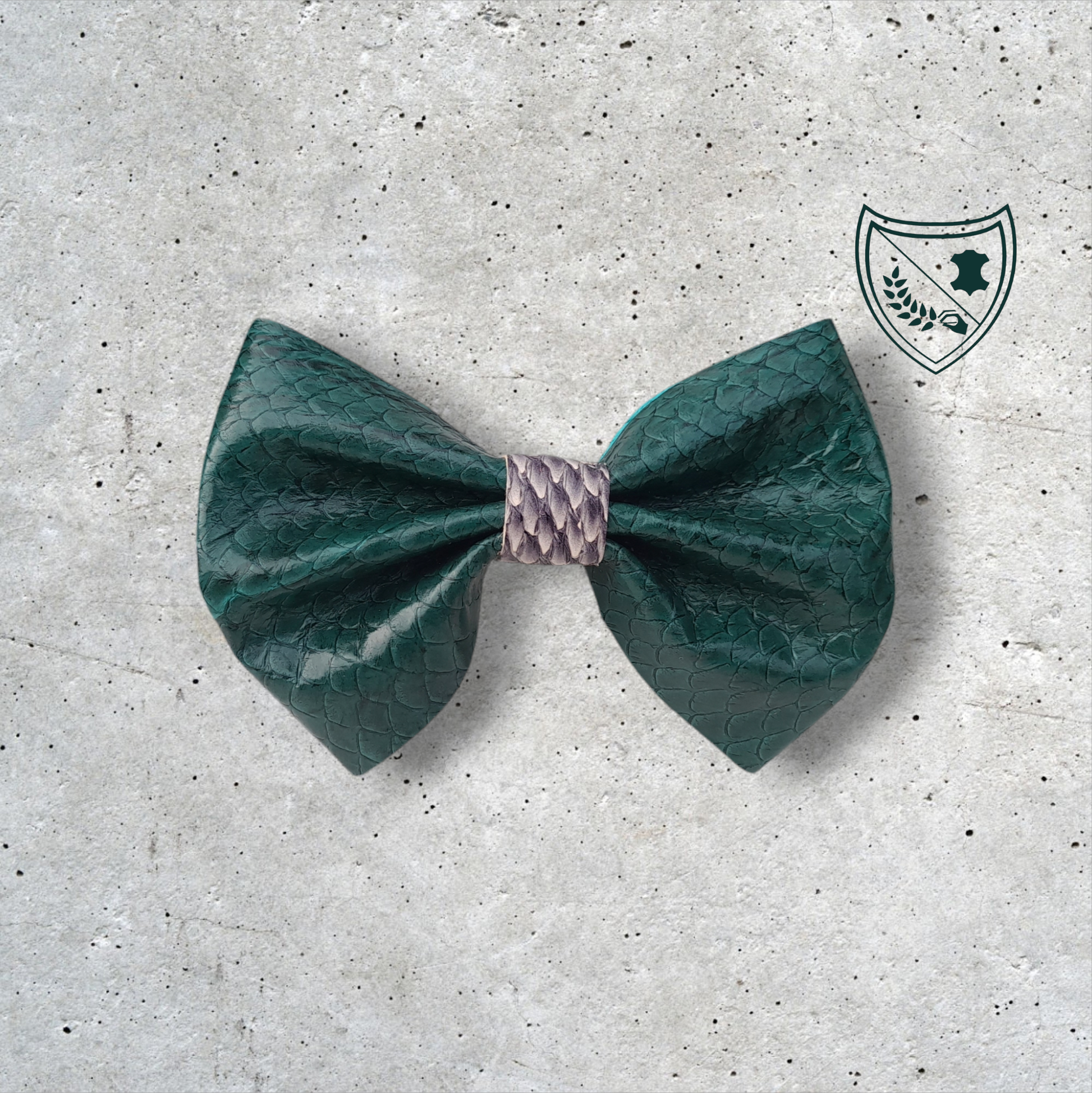 Nœud papillon cuir de saumon homme | femme vert sapin centre blanc et noir, fabriqué en Belgique, vue de face