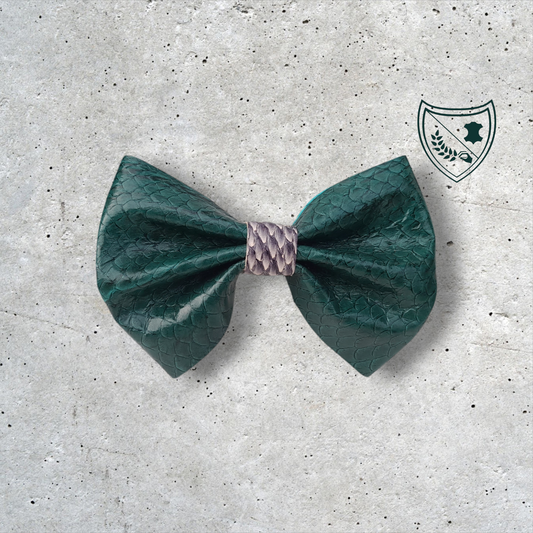 Nœud papillon cuir de saumon homme | femme vert sapin centre blanc et noir, fabriqué en Belgique, vue de face