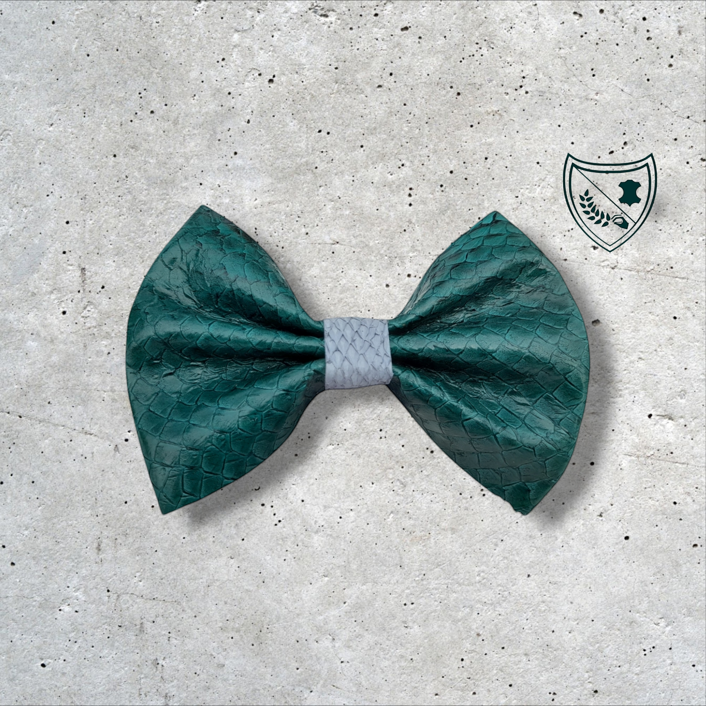 Nœud papillon cuir de saumon homme | femme vert sapin centre gris clair, fabriqué en Belgique, vue de face