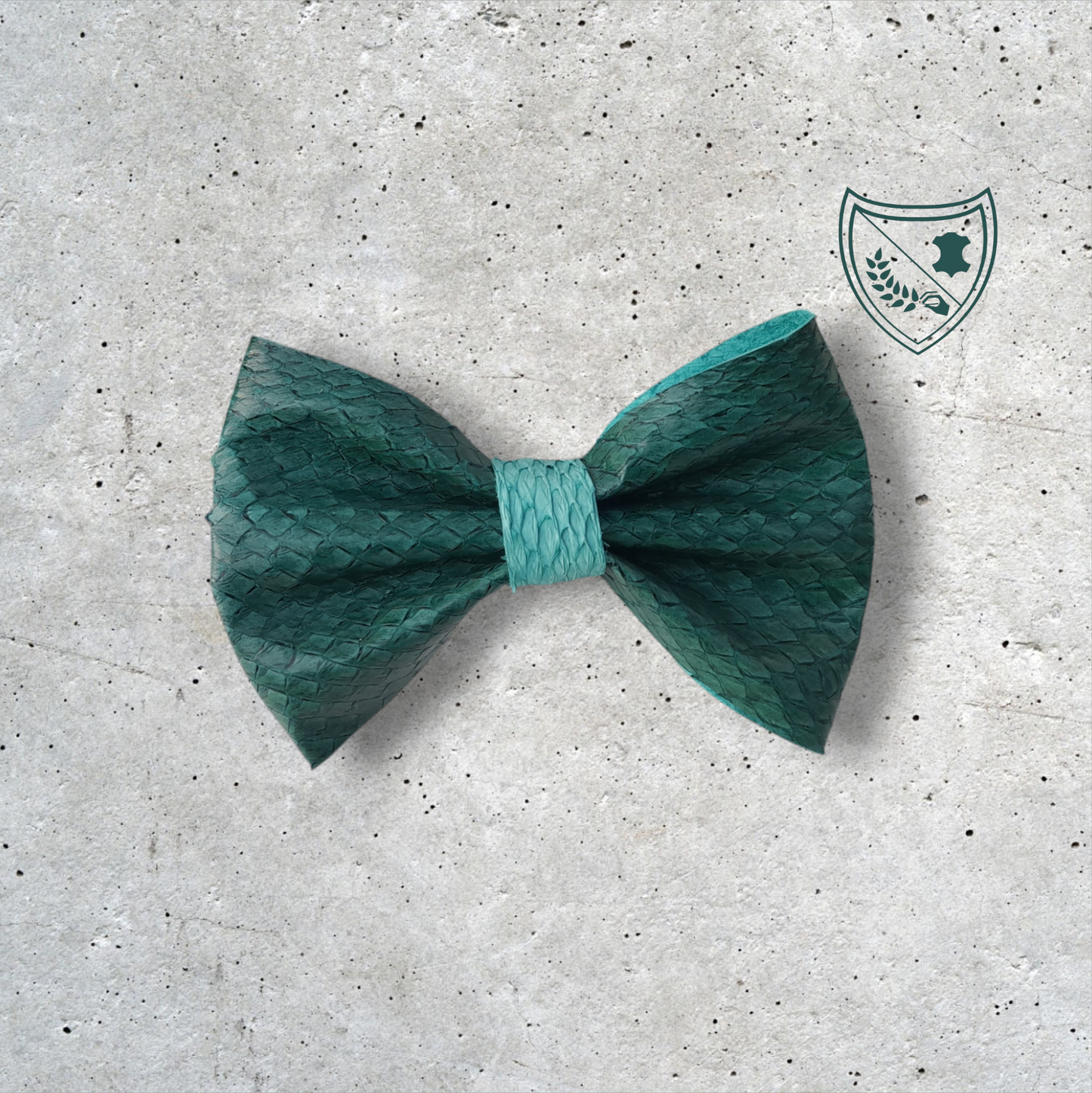 Nœud papillon cuir de saumon homme | femme vert sapin centre vert d'eau, fabriqué en Belgique, vue de face