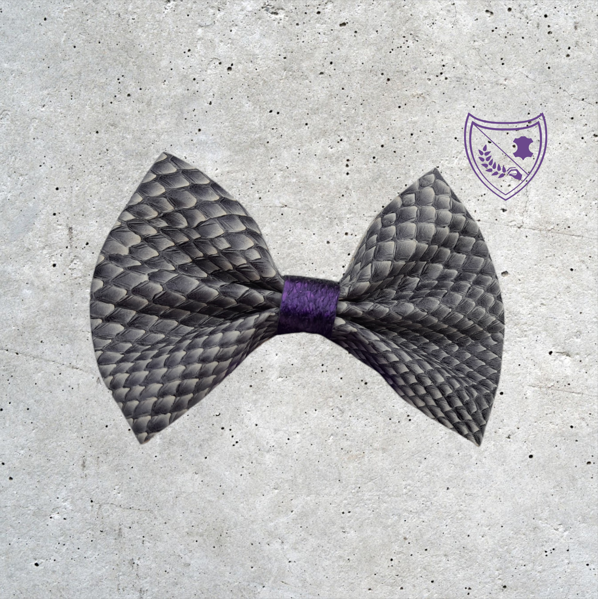 Nœud papillon cuir de saumon homme | femme blanc et noir centre mauve, fabriqué en Belgique, vue de face