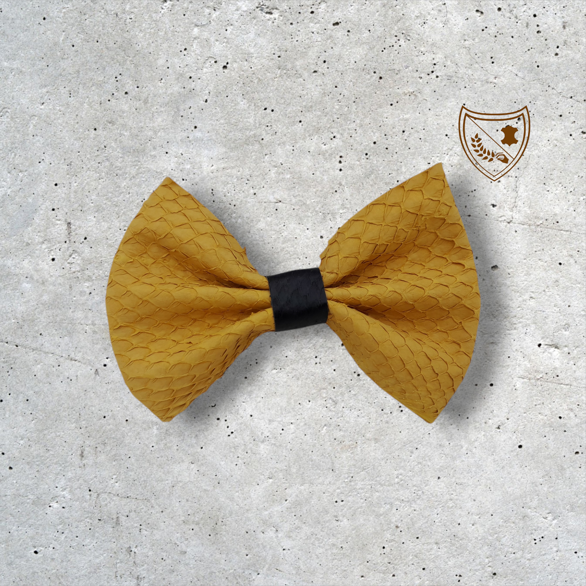 Nœud papillon cuir de saumon homme | femme moutarde jaune centre noir, fabriqué en Belgique, vue de face