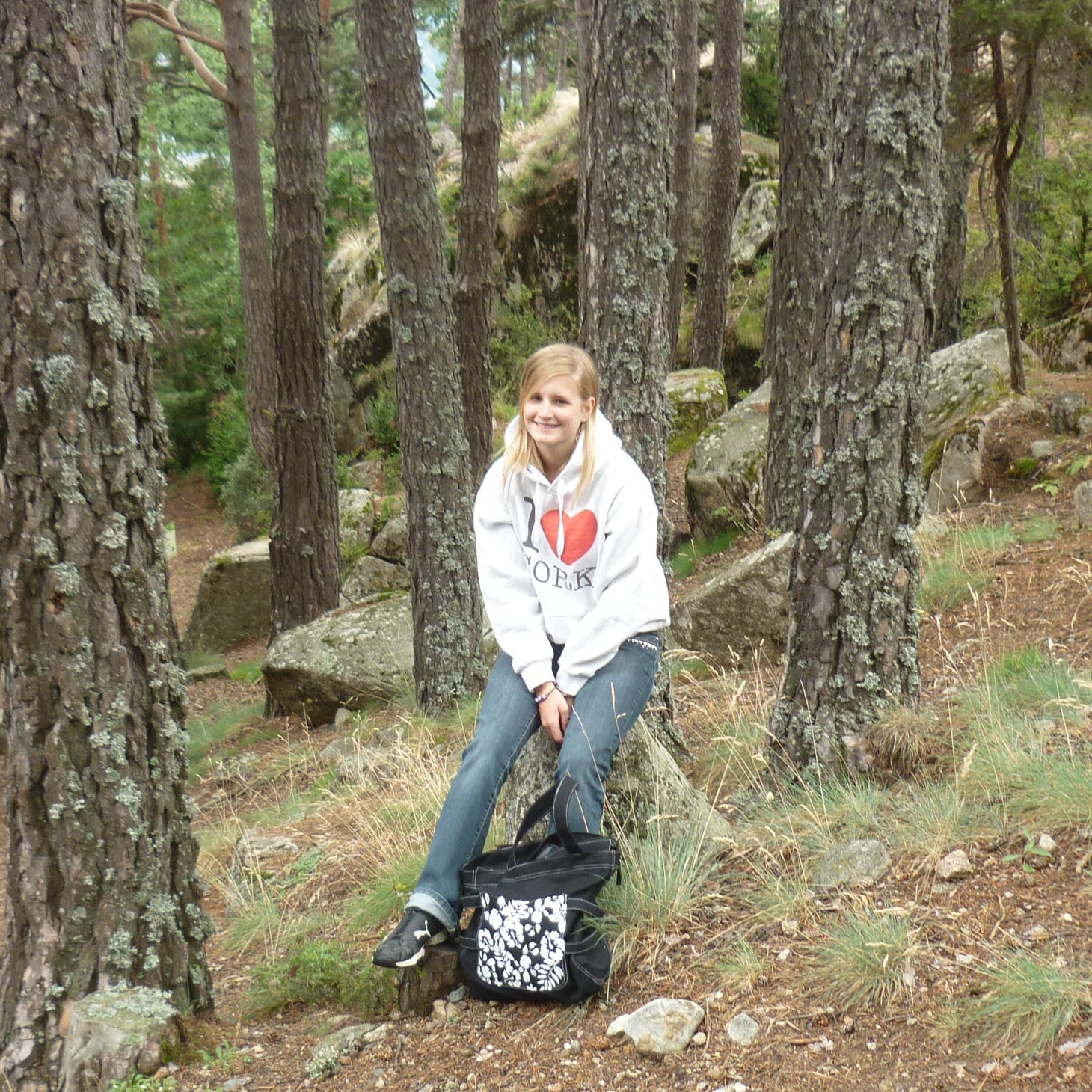 photo de moi, adolescente, au milieu des bois, 